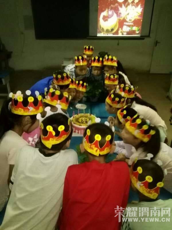 �Ҹ�������ʱ�̣�ѧ������ʦһ���֤��