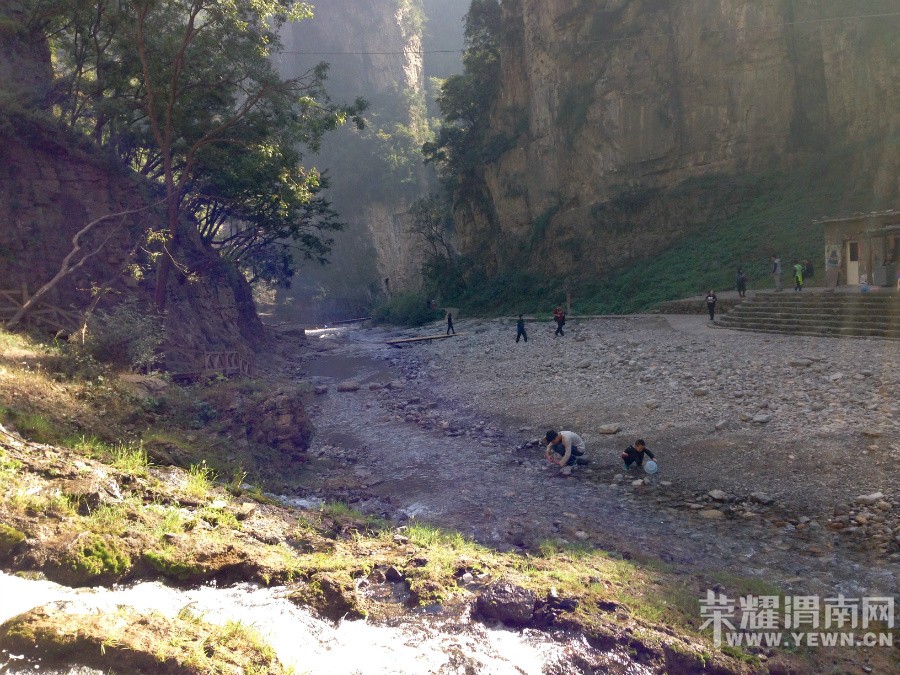 �ʳ��ฮ����Ů�ɺ������ӣ������£�����ʯ��<1>