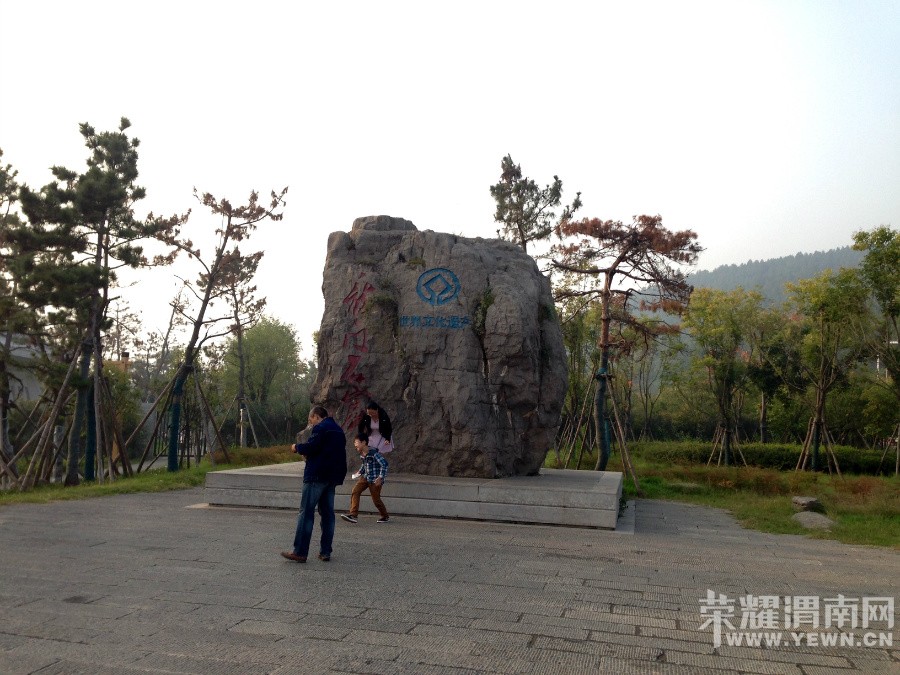 �ʳ��ฮ����Ů�ɺ������ӣ������£�����ʯ��<1>