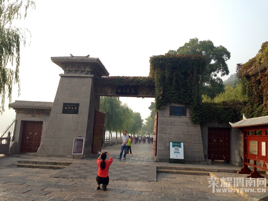 �ʳ��ฮ����Ů�ɺ������ӣ������£�����ʯ��<1>