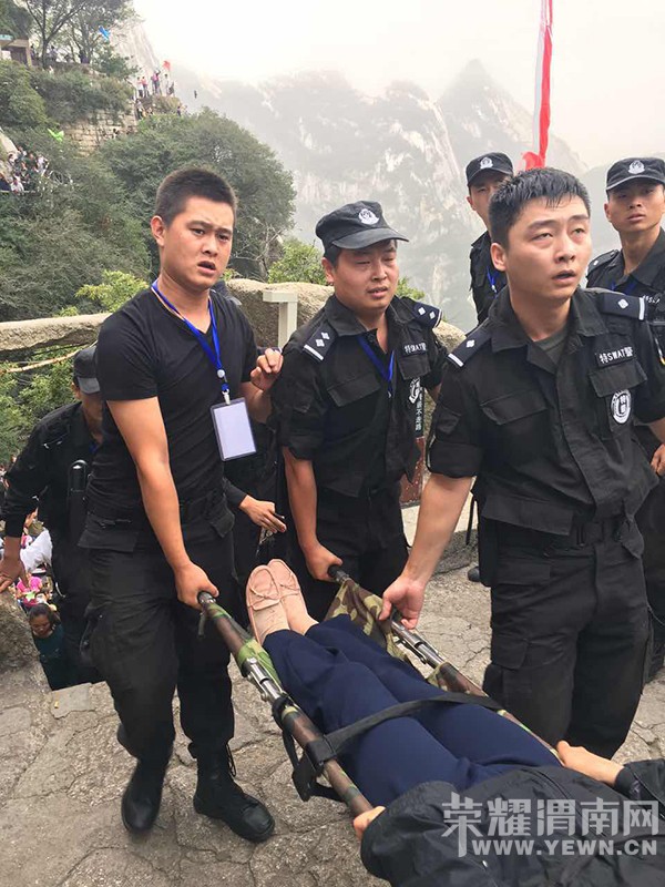 Ѳ������빤����Ա������ͻ�����ಡ�ε�һŮ�ο�תΣΪ��