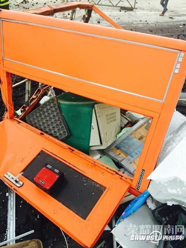 �����շ�վ�����������豸ײ�� �շ�Ա��������