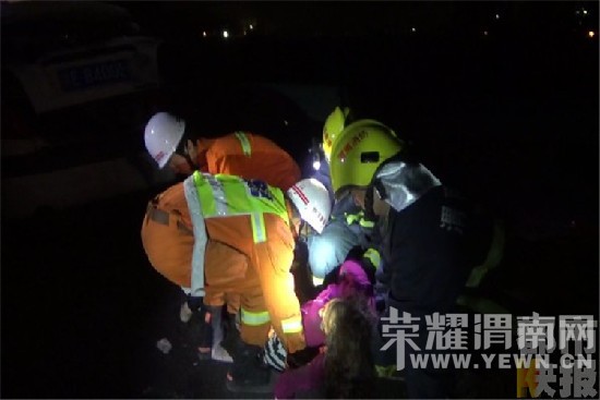 μ��һС�γ�ײ�ϻ��� ����һ����Ů�ӵ�������