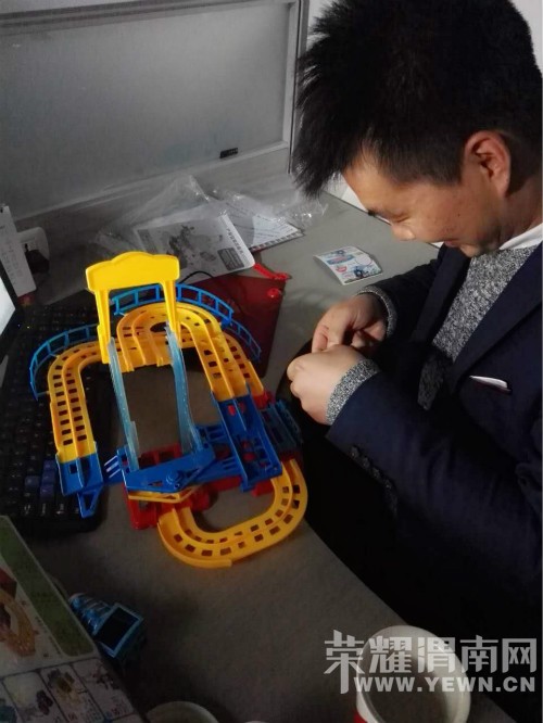 ����˹С������ƴ���ˣ���л�칫��˧����İ�æŶ