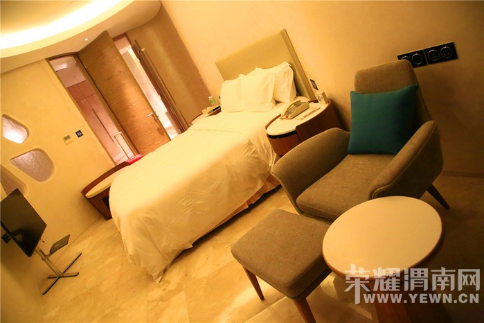 ���Լ�һ���λ�֮�á��ᴩ��γ18��