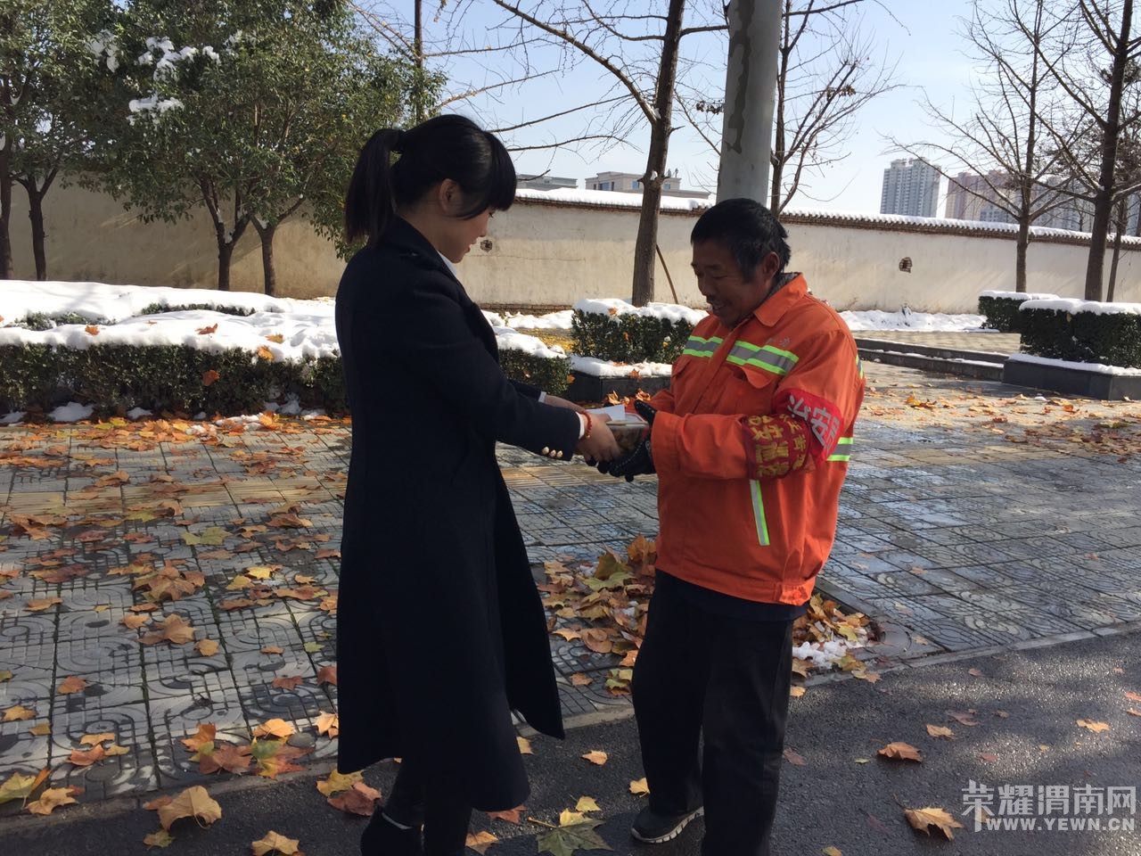 �����ź��죬��԰��ɯůһƬ����~