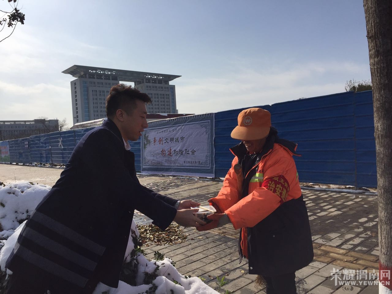 �����ź��죬��԰��ɯůһƬ����~