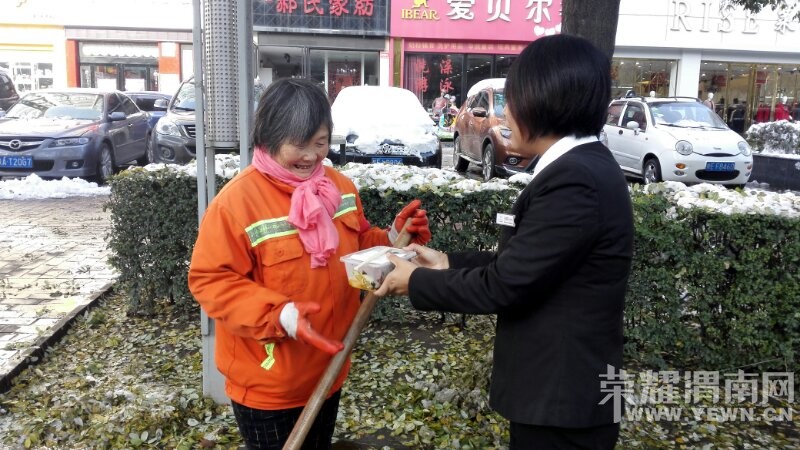 �����ź��죬��԰��ɯůһƬ����~