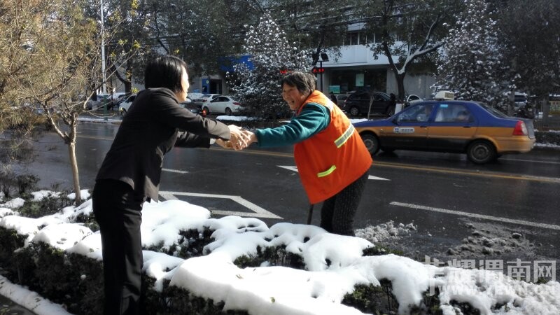 �����ź��죬��԰��ɯůһƬ����~