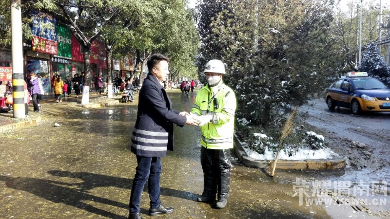 �����ź��죬��԰��ɯůһƬ����~