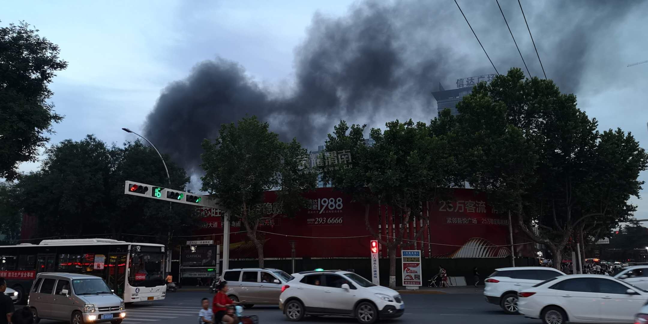 突发:渭南信达西门北边商业街一商铺着火,浓烟滚滚!