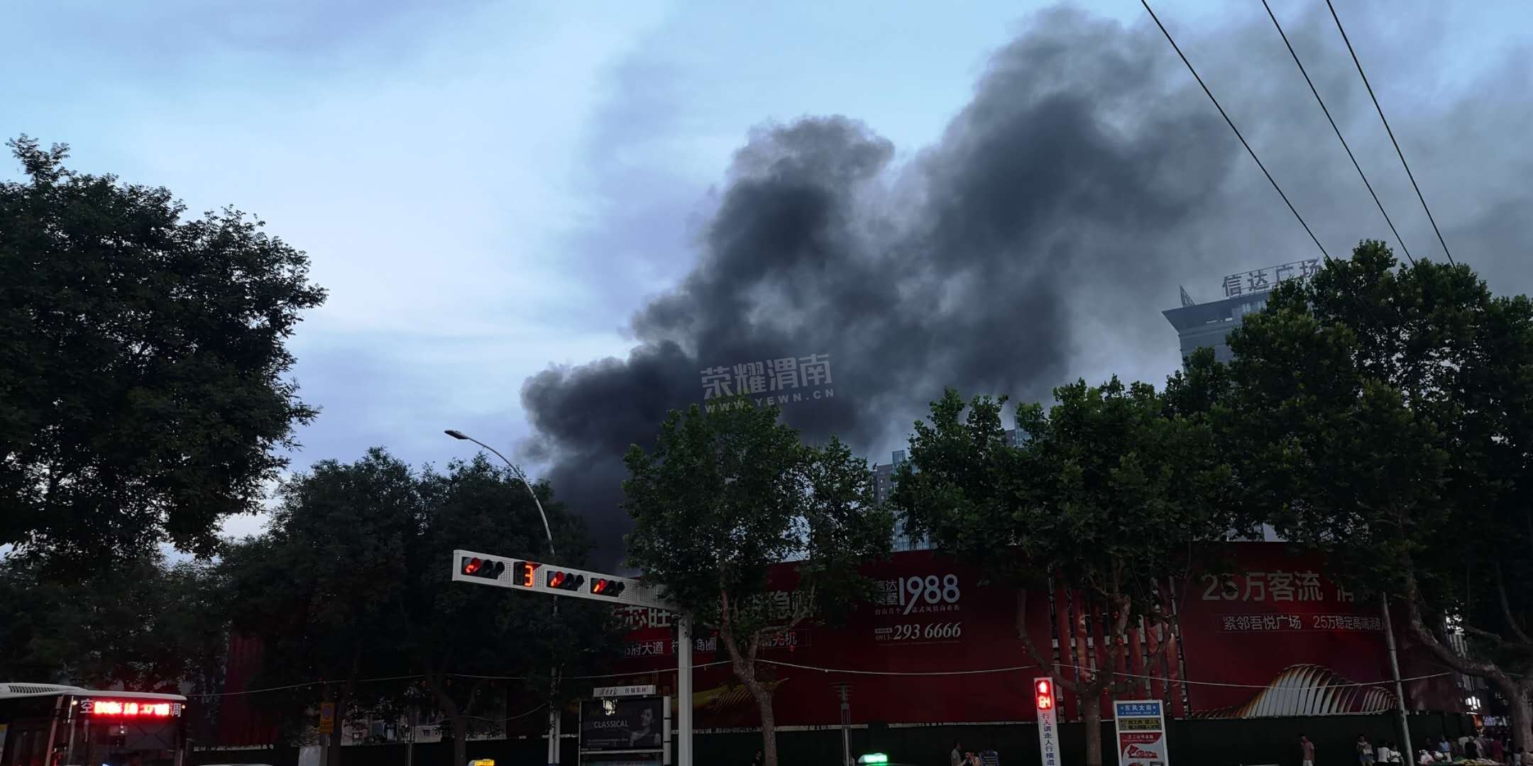 突发:渭南信达西门北边商业街一商铺着火,浓烟滚滚!