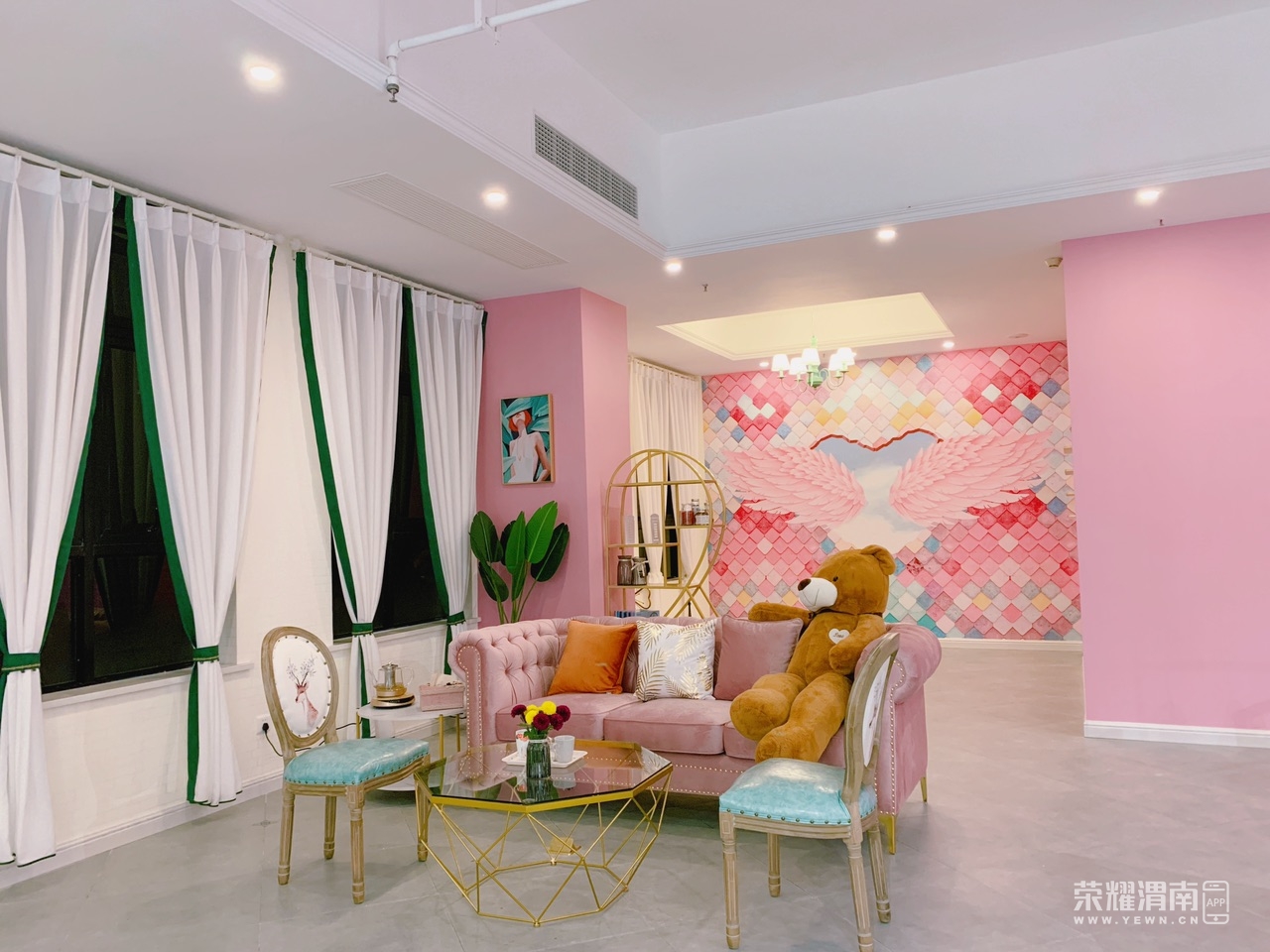 美甲化妆盘头网红打卡店