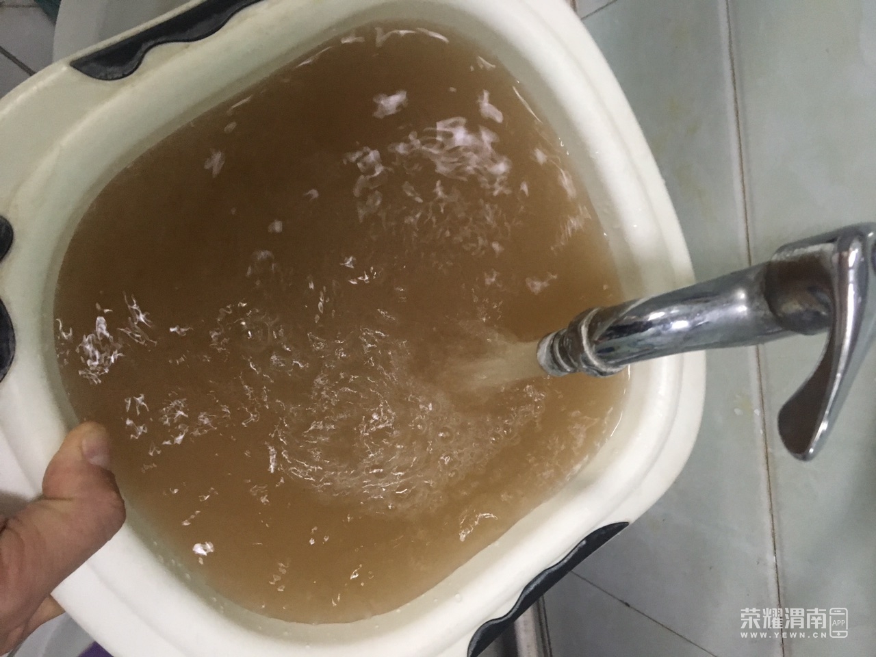 富平县南关自来水公司的水浑浊不堪,叫老百姓怎么用?