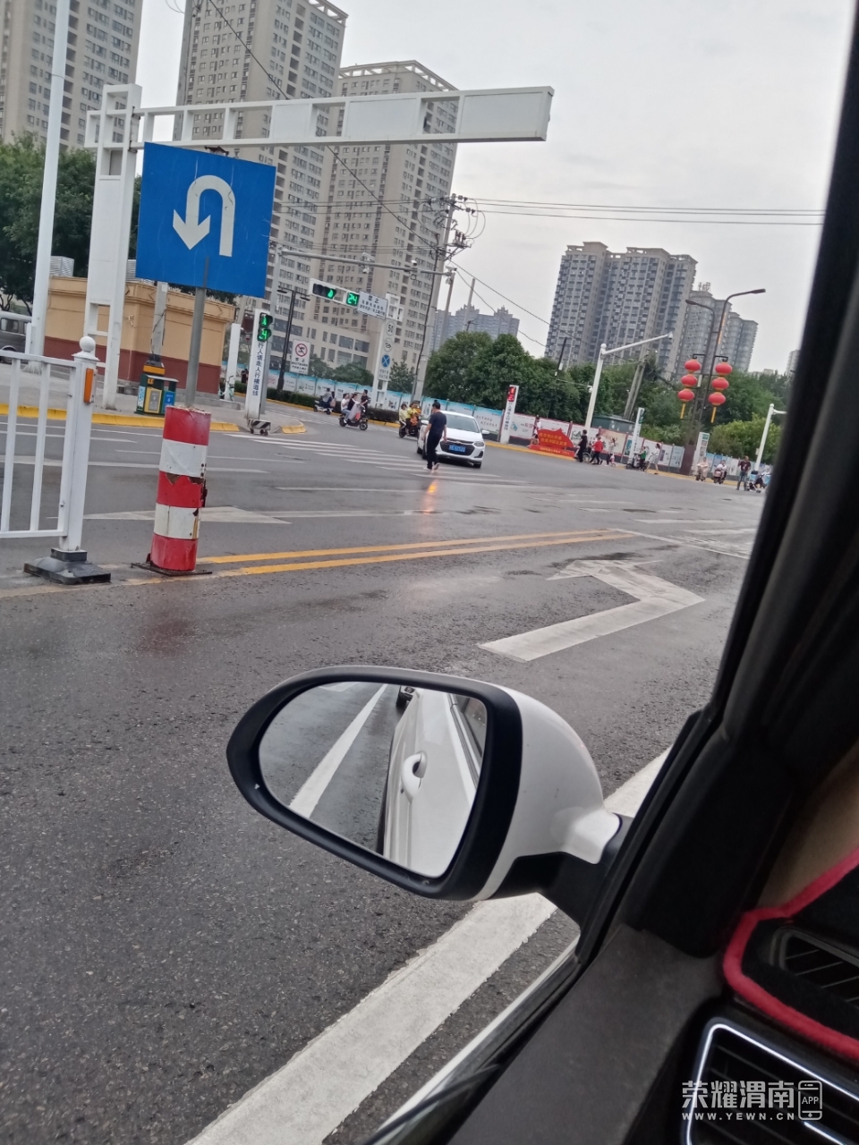 明显调头标志地下却是更新的双黄实线?自相矛盾,车友该如何?