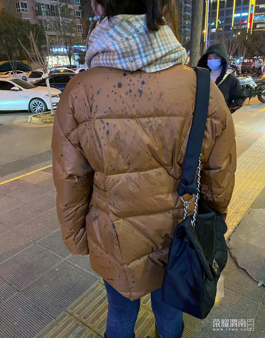 西安多名女生被街头泼墨,受害者:专挑浅色衣服的女性下手