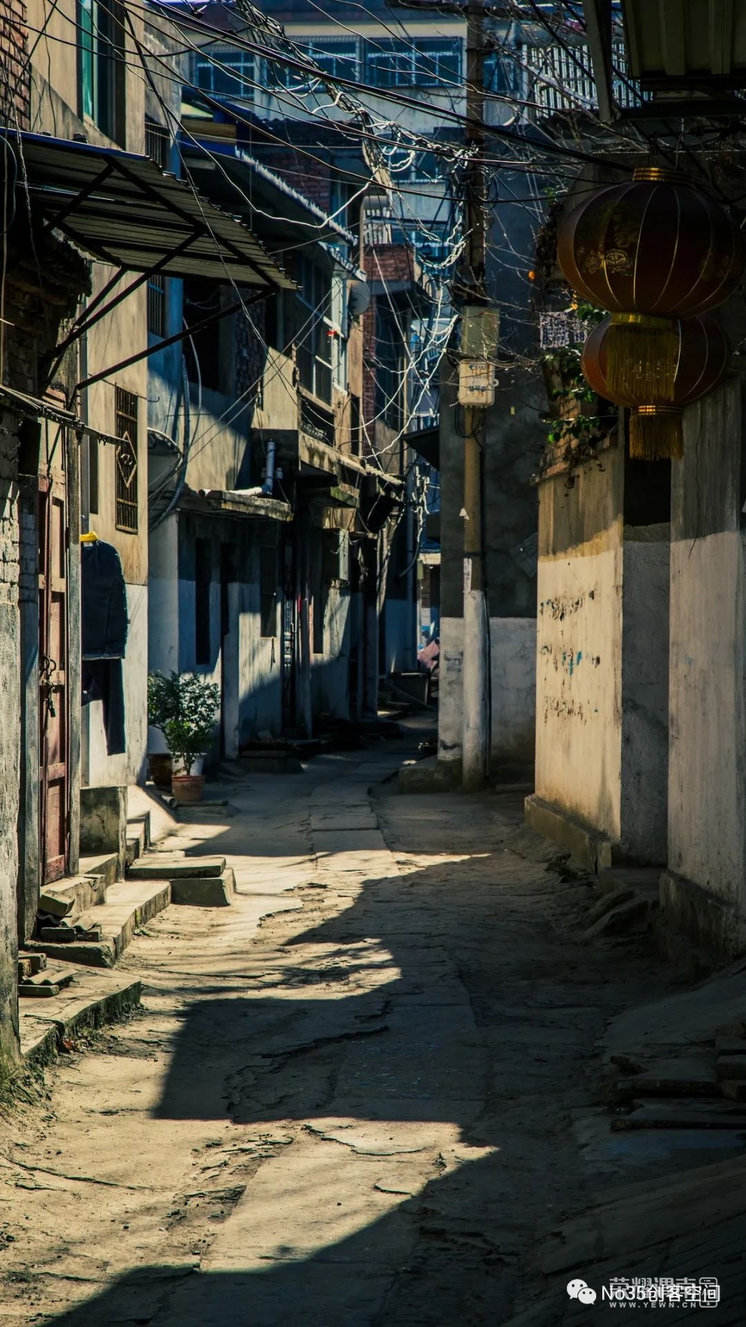 带着些许好奇 探访了仅存不多的几条小街巷 与外面的繁华热闹相比一 