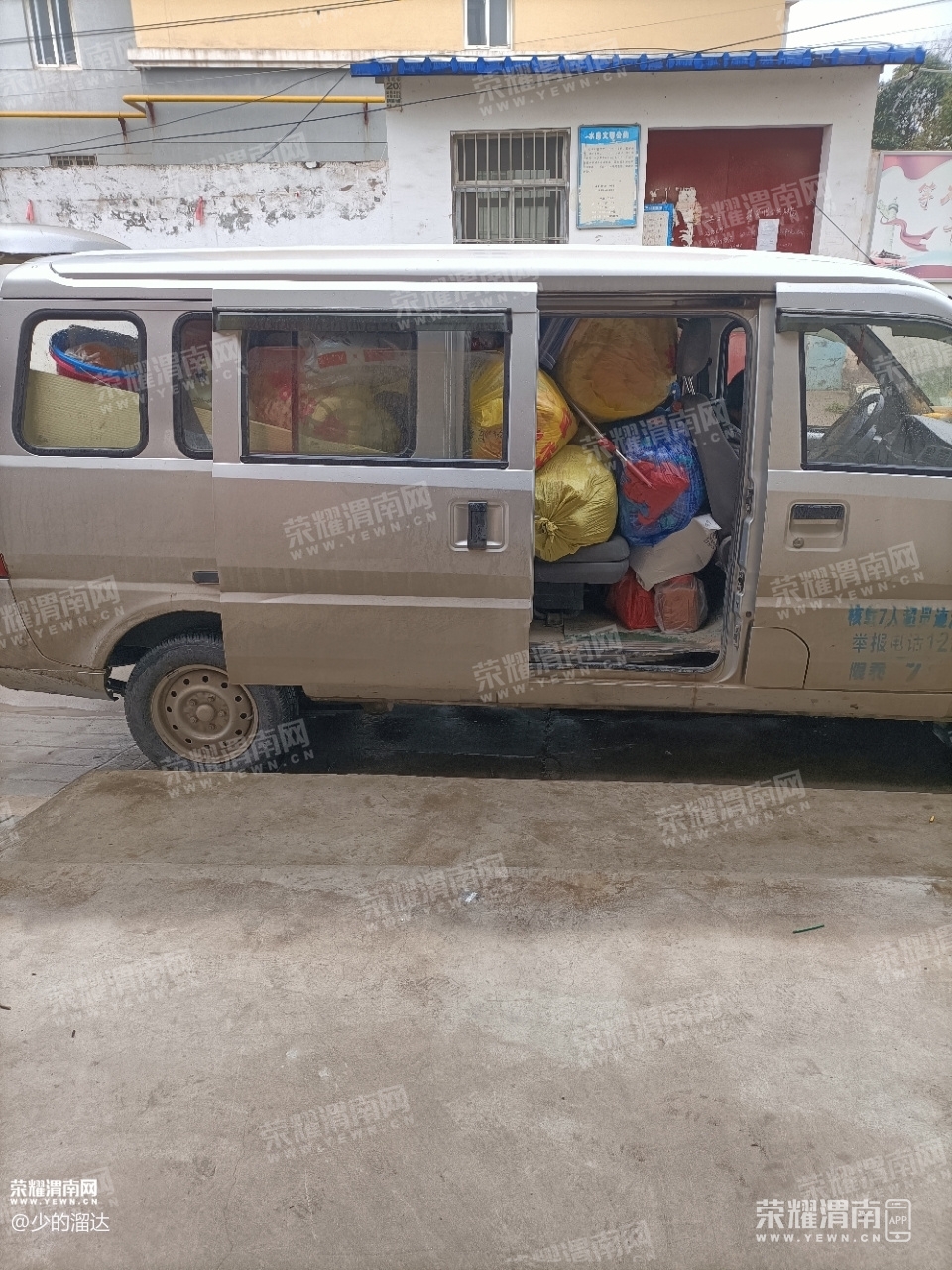大闵村道上这辆客运面包车被塞得满满当当真把车当移动行李箱了