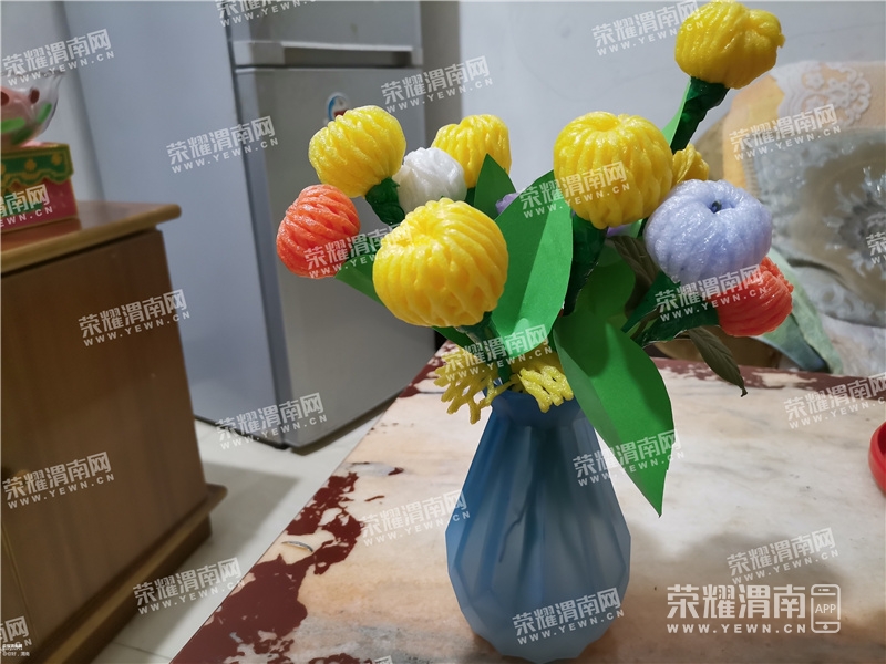 感觉男人手巧起来就没女人什么事了,看我用水果袋做的花!