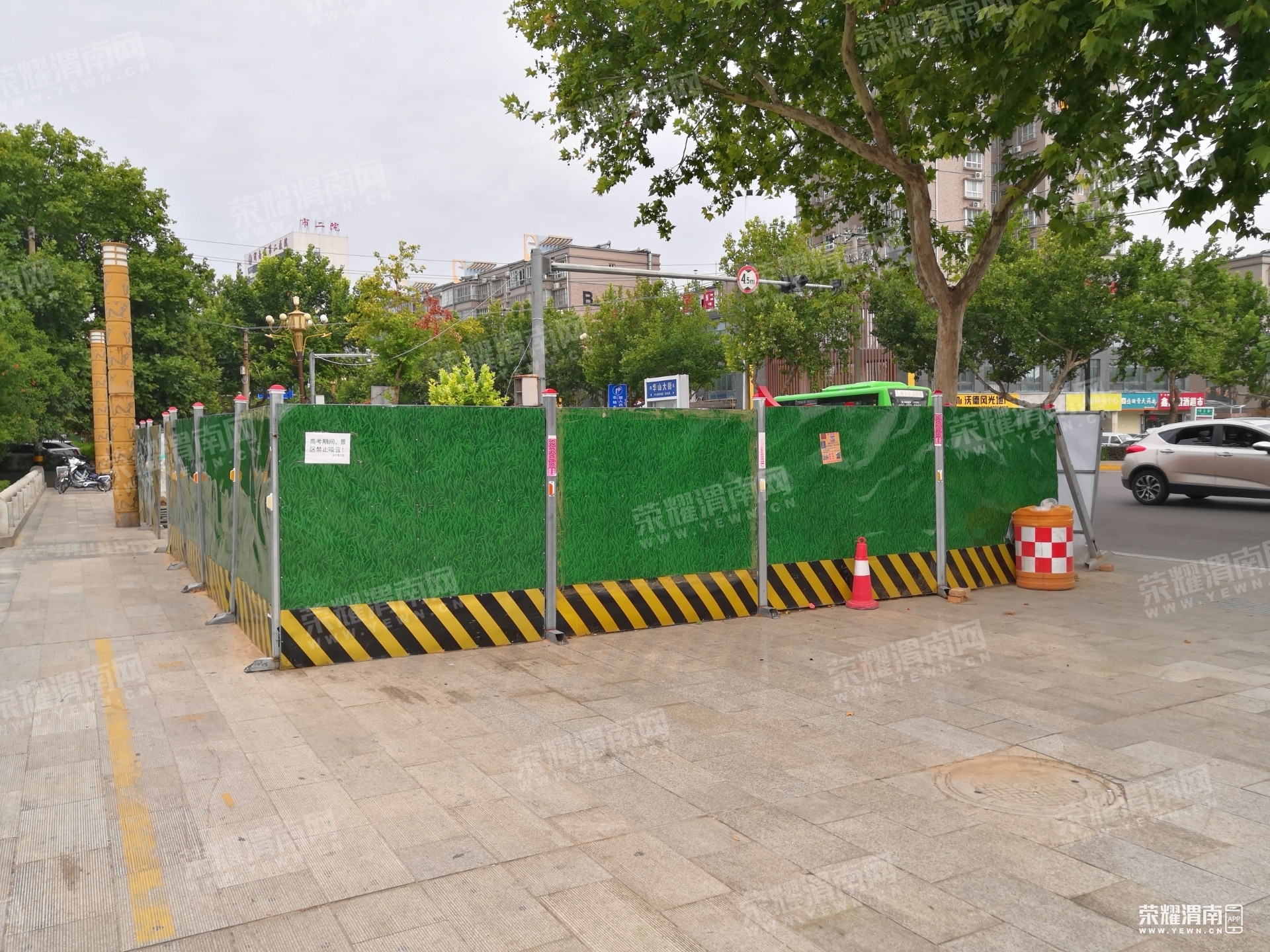 沋河公园小广场上围档围了很久,严重影响交通,这施工效率也太慢啦!