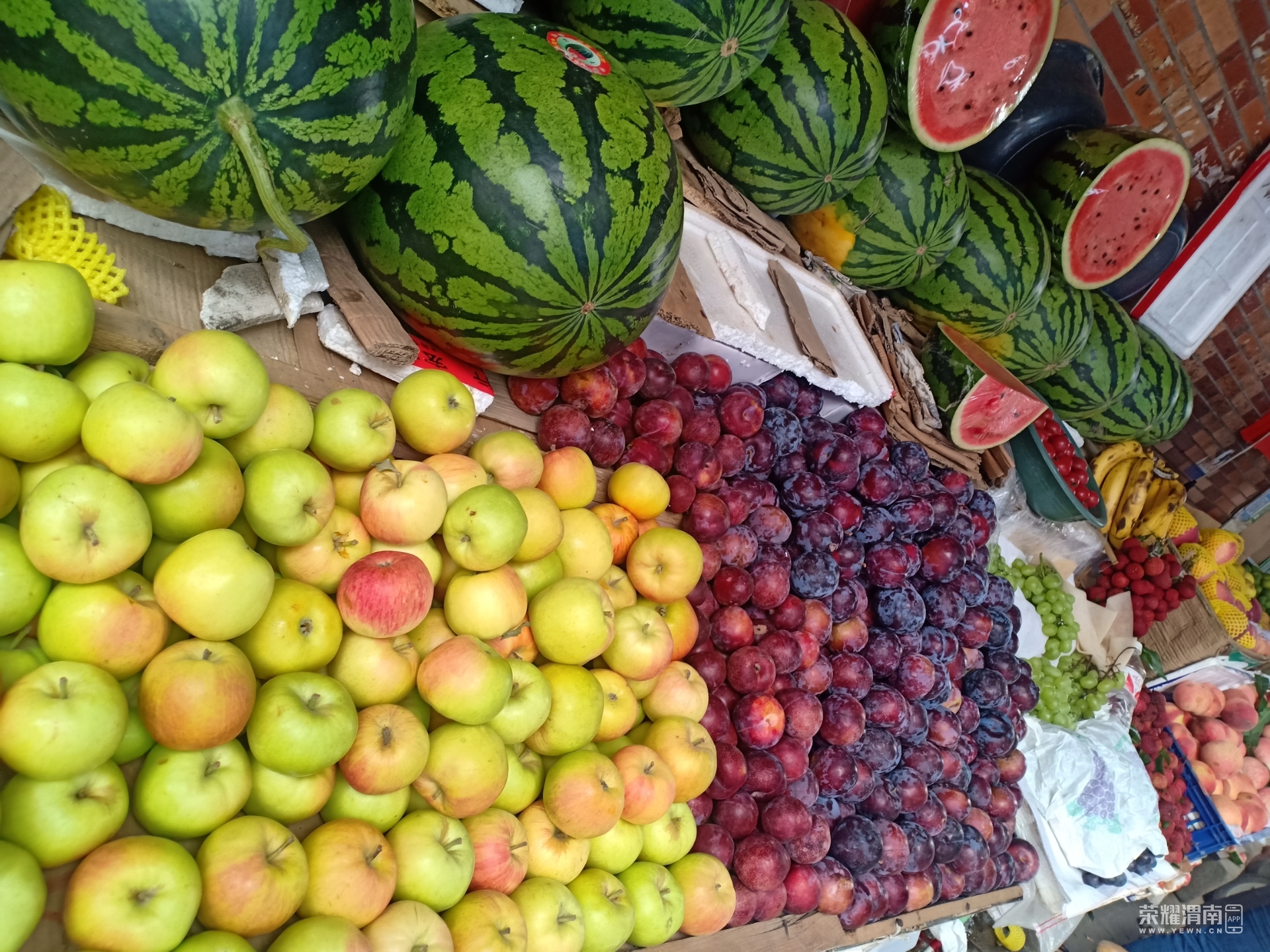 开发区新二路菜市场的,这么多新鲜的水果看起来都有胃口.