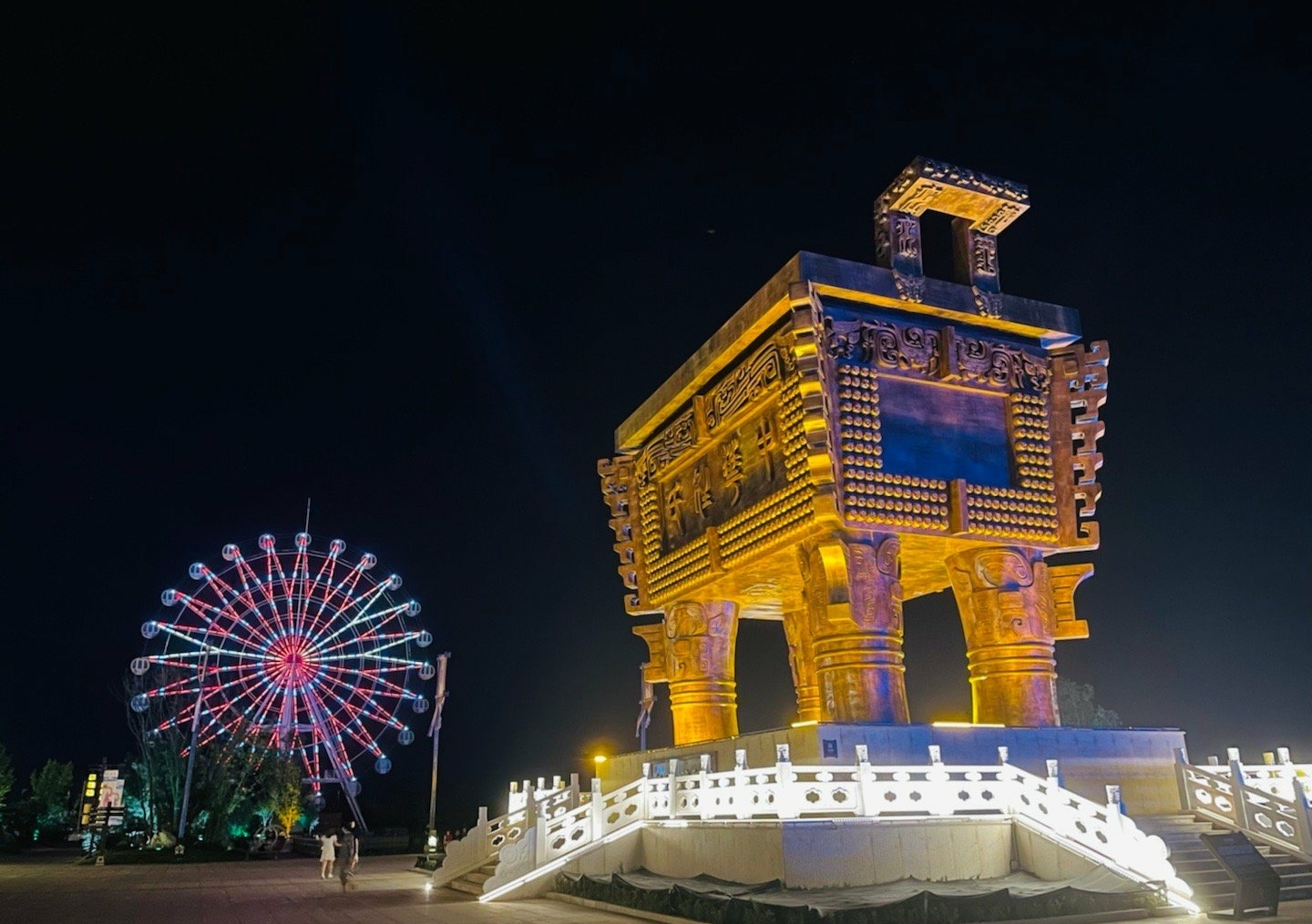 中华郡白天和晚上的景色绝绝子趁着还没开学赶紧带你家神兽疯玩一场吧